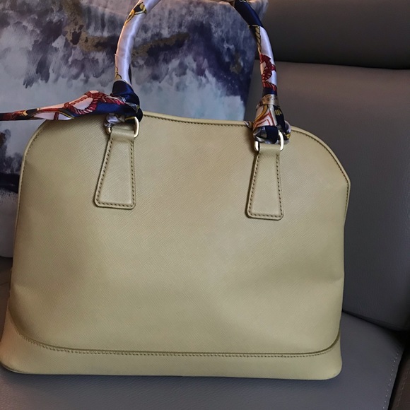 Prada - Picture 3 of 11